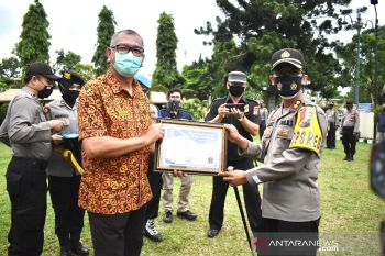 Pemkot Payakumbuh berikan penghargaan ke Polres Payakumbuh yang gagalkan pengedaran 100 kilogram ganja
