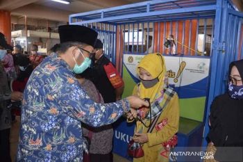 Plt Wako Padang bagikan masker kepada pedagang di Pasar Raya