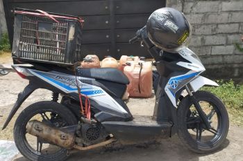 30 liter tuak di Loteng bersama sepeda motor diamankan, pemiliknya kabur