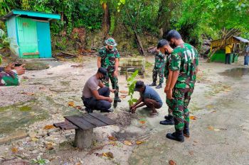 Personel Polri-TNI  Biak tanam pohon di pantai segara Indah Bosnik