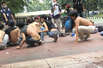 Polisi periksa puluhan pedemo 'omnibus law' di sekitar gedung DPR RI