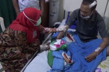 Eva Dwiana kunjungi dan bawa korban terluka aksi massa ricuh ke RS
