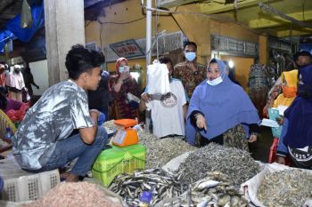 Blusukan ke Pasar Pinggir, Kasmarni didoakan jadi Bupati
