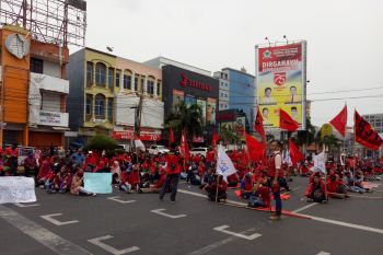 Ratusan buruh di Lampung demo tolak UU Cipta Kerja