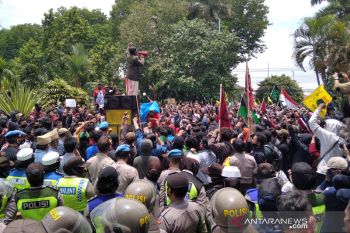 Mahasiswa-buruh di Kudus berunjuk rasa tolak UU Cipta Kerja