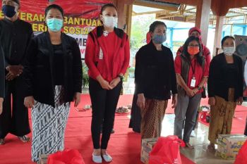 Grace Batubara  "blusukan" salurkan bansos di Kampung Samin Blora