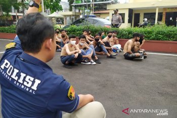 Puluhan pelajar dan remaja berjaket hitam diamankan
