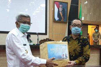 J Trust Bank serahkan bantuan  APD ke Pemprov Sumsel