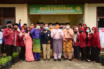 Bupati Bengkalis serahkan 960 kartu tani