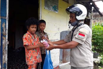 Puluhan warga ekonomi kurang mampu di Pariaman dapat bantuan setiap Jumat