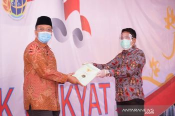 Gubernur NTB dan Wamen ATR/BPN membagikan 1.689 sertifikat tanah