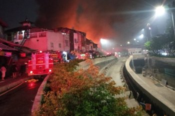 Jumat dini hari, bekas bioskop di Senen masih terbakar