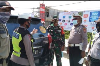 Polres Keerom edukasi protokol kesehatan COVID-19 dengan stiker