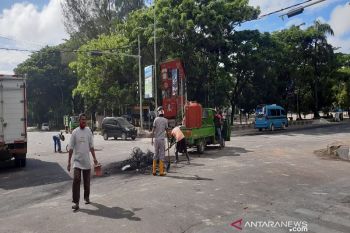 Aparat gabungan di Kendari membersihkan sampah sisa demonstrasi