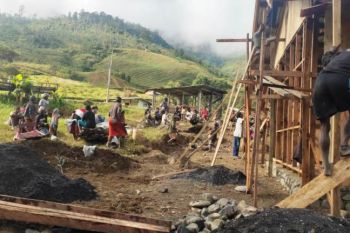 Warga Kampung Nioga bantu siapkan bahan bangunan lokal TMMD