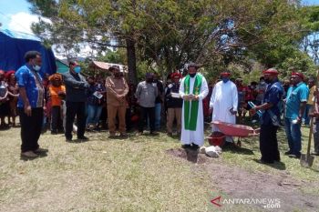 Bupati Jayawijaya berharap dana bantuan keagamaan tidak dialihkan