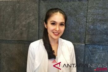 Tips untuk merawat kulit bagi "working mom" ala Sandra Dewi