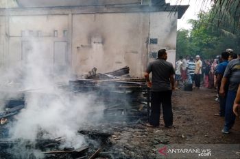 Rumah kades ludes terbakar, dua mahasiswi Akper meninggal dunia