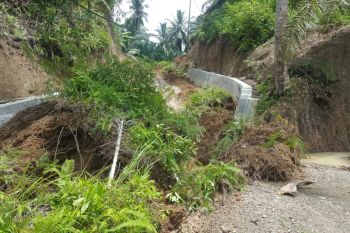 Longsor timbun badan jalan di  Tanjung Mutiara  Agam sepanjang 20 meter