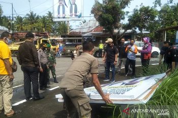 Bawaslu Pariaman tertibkan APK Cagub dan Cawagub Sumbar yang melanggar aturan