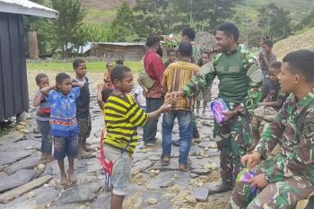 Satgas TMMD bagikan permen di jemaat gereja GIDI kampung Nioga