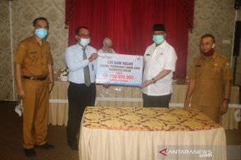 Bank Nagari cabang Solok serahkan bantuan CSR Rp100 Juta ke Pemkab Solok