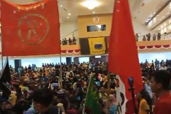 Aliansi pemuda dan mahasiswa duduki ruang paripurna DPRD Sulbar