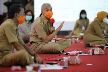 Ganjar duduk bersama pihak terkait  bahas UU Cipta Kerja