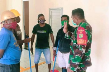 TNI bantu bersihkan wisma atlet gedung isolasi pasien COVID-19 di Mimika