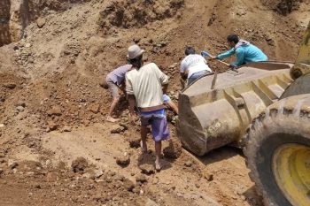 Dua pekerja bangunan di Kudus tewas tertimbun material longsor