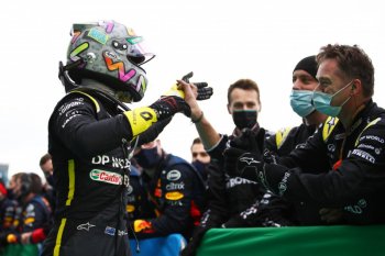 Podium Danieel Ricciardo berarti tato untuk bos Renault