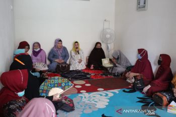 Istri Irianto disambut antusias para emak-emak anggota shalawatan di Tarakan