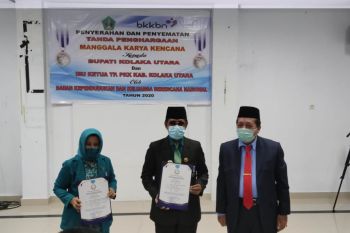 Bupati Kolaka Utara terima Penghargaan Manggala Karya Kencana dari BKKBN