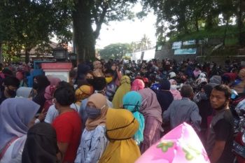 Cegah penularan, kerumunan di Kantor Koperasi-UKM Lebak terpaksa dibubarkan