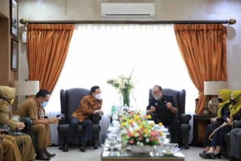 Ratusan pasangan "suami-istri ilegal" dinikahkan pada HUT Makassar