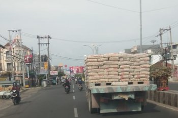 Truk besar melewati pusat kota Bandarlampung