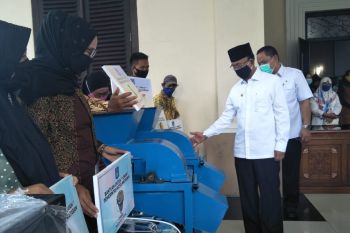 Pemkot serahkan bantuan alat produksi bagi UKM terdampak COVID-19