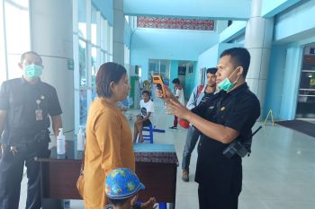 Tenaga kesehatan RSUD Mataram dites cepat COVID-19 secara berkala