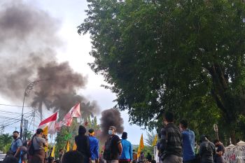 Seratusan mahasiswa berunjuk rasa di depan Kantor Gubernur Sumbar
