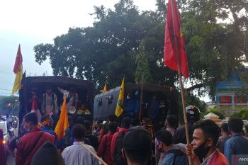 Polisi antar Pendemo UU Cipta Kerja pulang