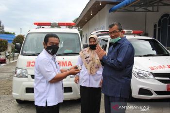 Pemkab Solok salurkan mobil ambulans untuk operasional nagari