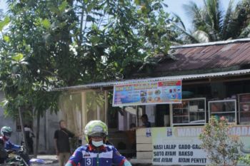 Zainal mengendarai motor temui warga perbatasan Kaltara