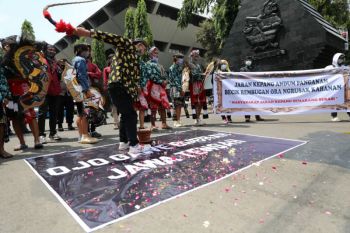 Seniman ajak masyarakat sampaikan  aspirasi secara damai