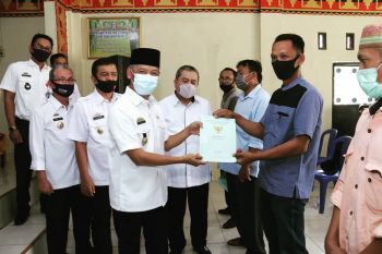 Bupati Pringsewu serahkan sertifikat kepada masyarakat Pekon Sinarwaya