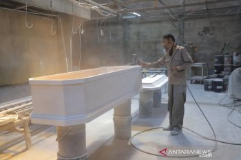 Pengusaha furnitur alih produksi peti mati