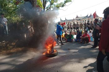 Sambil membakar ban, Aliansi mahasiswa Pasaman Barat unjuk rasa ke DPRD tolak UU Cipta Kerja