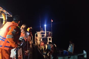 Basarnas Kendari evakuasi sembilan nelayan korban kapal mati mesin
