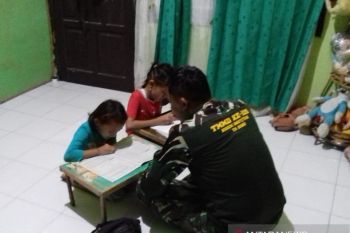 Satgas TMMD ajari anak - anak belajar di rumah induk semang
