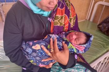 Bayi lengkap dengan ari-ari ditemukan warga di tempat jual buah Desa Jorok Utan