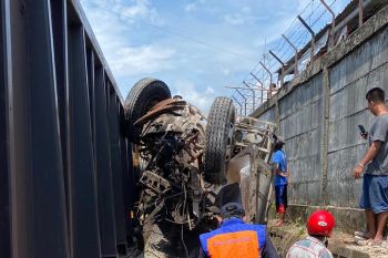 Truk rem blong tabrak rangkaian kereta babaranjang